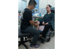 物理治療師給服務使用者膝部進行超聲波治療