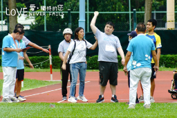 孩子慢慢來_偉鍵在懷智運動會上比賽