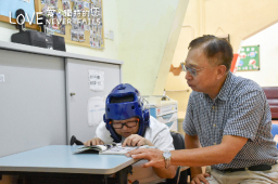 總有一天會長大的小女孩_麗霞與甄生一齊睇書