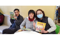 People with intellectual disabilities holding the picture books