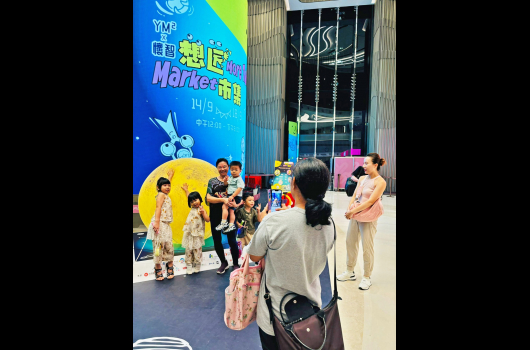 The families came to &quot;More than Market&quot; and took photos on the Mid-Autumn Festival night